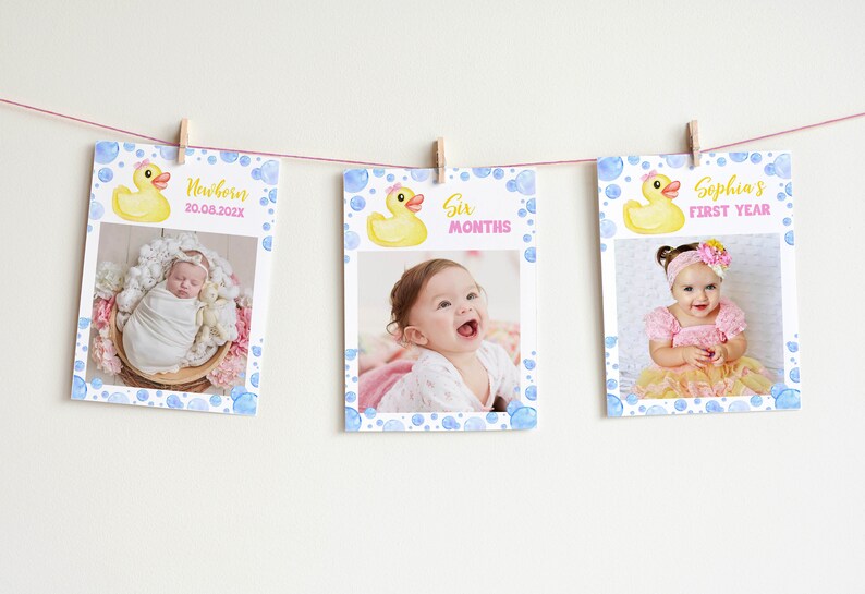 Op de afbeelding: Drie foto's van een babymeisje op verschillende leeftijden, met een gele rubberen eend en blauwe bellen op elke foto. De eerste foto zegt "Nieuwgeboren 20.08.202X", de tweede foto zegt "Zes maanden" en de derde foto zegt "Sophia's eerste jaar".