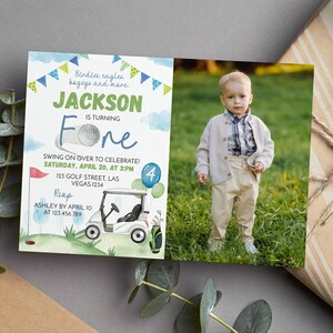 Pode incluir: Um convite de anivers&aacute;rio retangular com tema de golfe, bandeirolas azuis e verdes, um carrinho de golfe e uma bola de golfe. O texto diz Jackson is turning four, com detalhes do evento, data, hora, local e informa&ccedil;&otilde;es de RSVP.