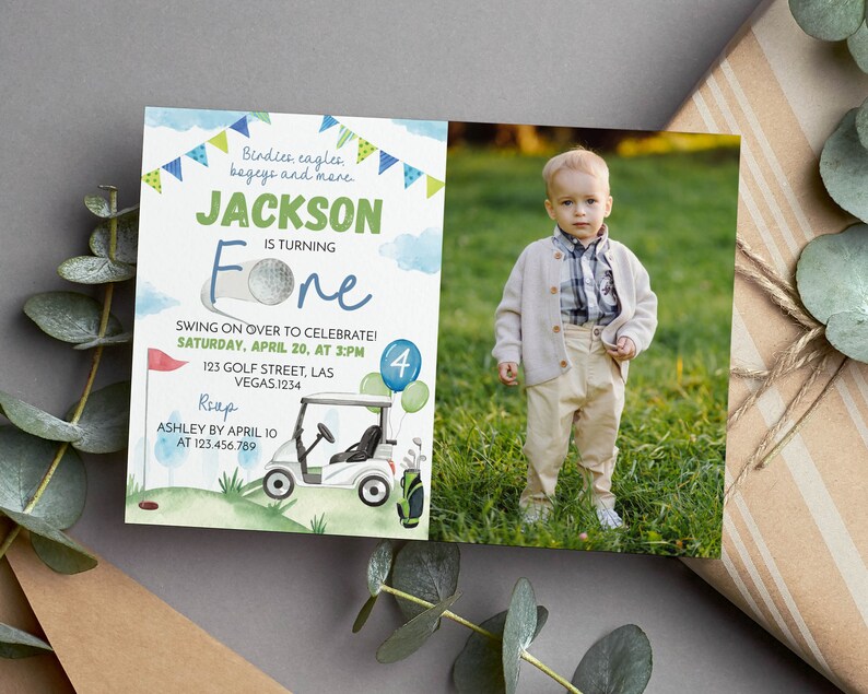 Pode incluir: Um convite de anivers&aacute;rio retangular com tema de golfe, bandeirolas azuis e verdes, um carrinho de golfe e uma bola de golfe. O texto diz Jackson is turning four, com detalhes do evento, data, hora, local e informa&ccedil;&otilde;es de RSVP.