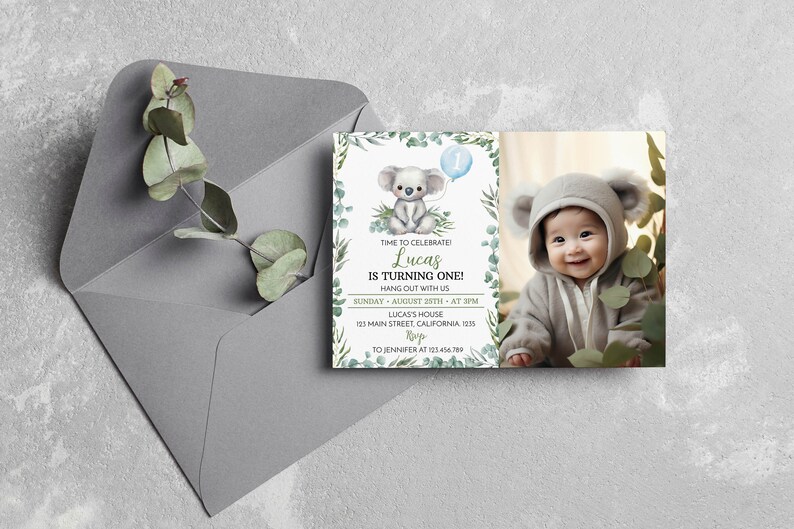 Puede incluir: Una tarjeta de invitaci&oacute;n de cumplea&ntilde;os rectangular con una ilustraci&oacute;n de koala en acuarela, un globo azul claro con el n&uacute;mero uno y hojas de eucalipto verdes. El texto dice: TIME TO CELEBRATE! Lucas IS TURNING ONE! HANG OUT WITH US.