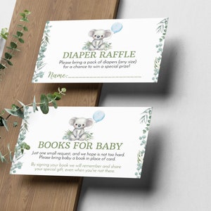 K&ouml;nnte beinhalten: Zwei rechteckige wei&szlig;e Karten mit einem Aquarell-Koala, der einen blauen Ballon h&auml;lt, gr&uuml;nen Eukalyptusblatt-R&auml;ndern und Text. Die obere Karte zeigt DIAPER RAFFLE, die untere BOOKS FOR BABY mit entsprechenden Hinweisen f&uuml;r die G&auml;ste.