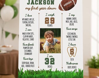 Puede incluir: Un póster de hitos blanco para un niño llamado Jackson con temática de fútbol americano. Incluye texto en verde y marrón, un gráfico de balón de fútbol, una foto central de un niño y datos como 13 kilogramos y 81 centímetros de altura.