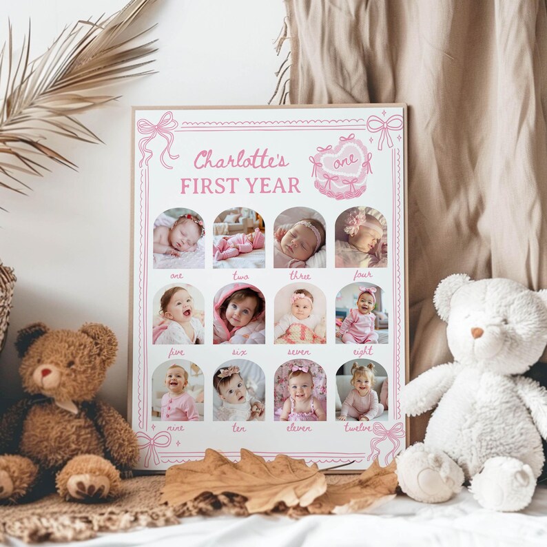 Puede incluir: Un collage de fotos rosa y blanco enmarcado titulado "Charlotte's FIRST YEAR" con doce fotos peque&ntilde;as de una ni&ntilde;a, una por cada mes. Un oso de peluche marr&oacute;n y un oso de peluche blanco est&aacute;n en primer plano.