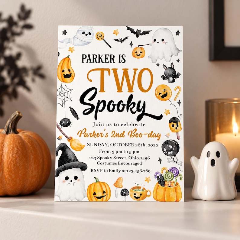 以下が含まれることがあります： ハロウィーンをテーマにしたイラスト（幽霊、カボチャ、コウモリ、キャンディなど）が描かれた白い長方形の招待状。テキストには「Parker is Two Spooky, Join us to celebrate Parker's 2nd Boo-day, Sunday, October 28th, 202x, 3 pm to 5 pm」と記載されています。