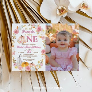 Pu&ograve; includere: Un invito di compleanno floreale rosa e bianco con una foto di una bambina in un vestito rosa. L'invito dice "Our little Pumpkin is turning One" e include i dettagli per il primo compleanno di Olivia.