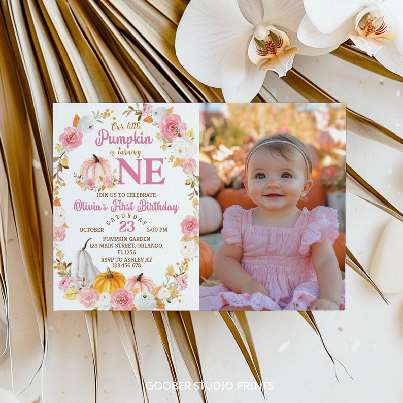 Pu&ograve; includere: Un invito di compleanno floreale rosa e bianco con una foto di una bambina in un vestito rosa. L'invito dice "Our little Pumpkin is turning One" e include i dettagli per il primo compleanno di Olivia.