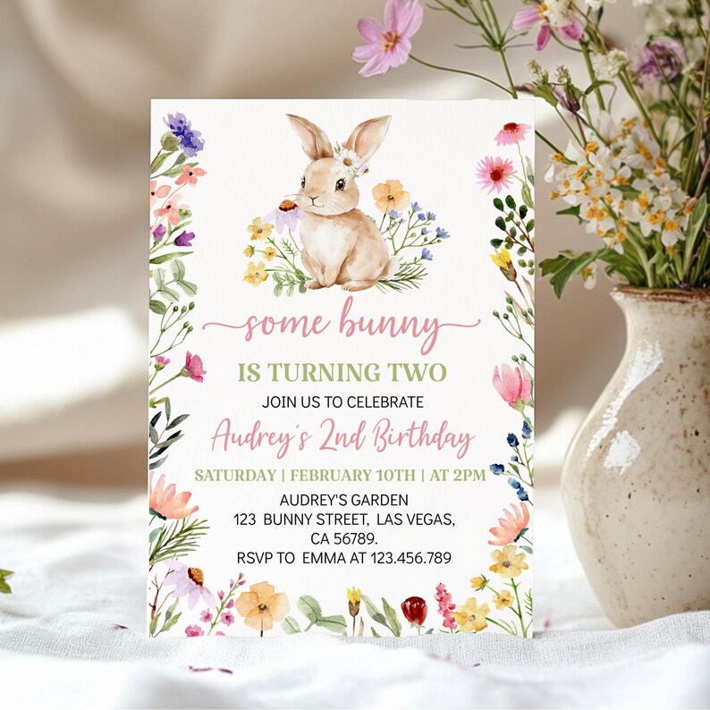 K&ouml;nnte beinhalten: Eine rechteckige Geburtstagseinladungskarte mit einer Aquarellillustration eines braunen Hasen, umgeben von bunten Wildblumen. Der Text lautet: some bunny IS TURNING TWO JOIN US TO CELEBRATE Audrey's 2nd Birthday SATURDAY | FEBRUARY 10TH | AT 2PM AUDREY'S GARDEN 123 BUNNY STREET, LAS VEGAS, CA 56789. RSVP TO EMMA AT 123.456.789