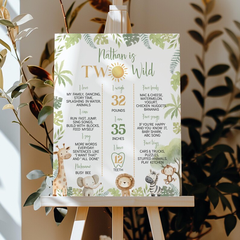 Peut inclure: Panneau d'anniversaire personnalis&eacute; pour un enfant de deux ans, sur le th&egrave;me de la jungle avec des illustrations d'animaux. Le panneau comprend le nom de l'enfant, son poids (14,5 kg), sa taille (89 cm) et ses pr&eacute;f&eacute;rences.
