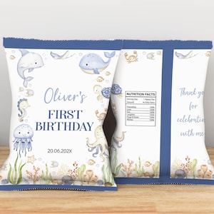 Puede incluir: Diseño de bolsa de patatas fritas personalizado para una celebración de primer cumpleaños. La bolsa presenta un tema submarino con ilustraciones de ballenas, caballitos de mar y otras criaturas marinas. El texto incluye "Oliver's FIRST BIRTHDAY" y "Thank you for celebrating with me."