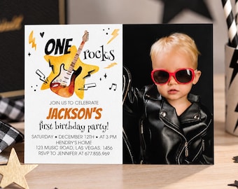 Può includere: Un invito di compleanno rettangolare con il lato sinistro bianco che presenta una stella gialla, un'illustrazione di chitarra elettrica e il testo ONE rocks, JOIN US TO CELEBRATE JACKSON'S first birthday party e i dettagli dell'evento.