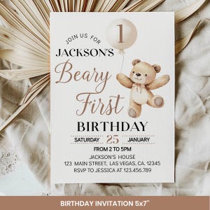 K&ouml;nnte beinhalten: Eine beige und braune Einladungskarte mit einem Teddyb&auml;r, der einen Ballon mit der Aufschrift "1" h&auml;lt. Der Text auf der Karte lautet "Join us for Jackson's Beary First Birthday, Saturday 25 January, From 2 to 5pm, Jackson's House, 123 Main Street, Las Vegas, CA. 12345, RSVP to Jessica at 123.456.789".