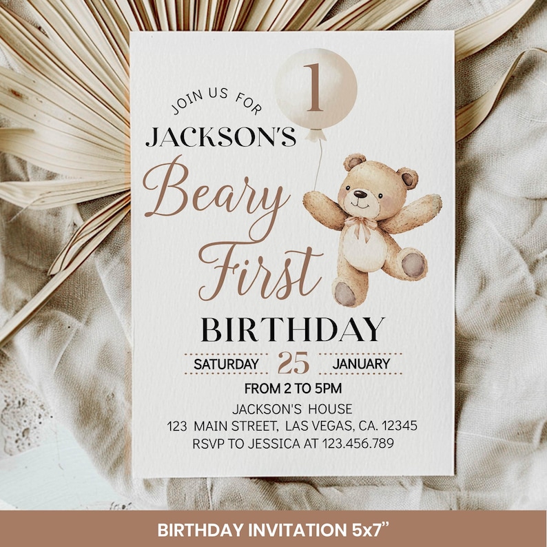K&ouml;nnte beinhalten: Eine beige und braune Einladungskarte mit einem Teddyb&auml;r, der einen Ballon mit der Aufschrift "1" h&auml;lt. Der Text auf der Karte lautet "Join us for Jackson's Beary First Birthday, Saturday 25 January, From 2 to 5pm, Jackson's House, 123 Main Street, Las Vegas, CA. 12345, RSVP to Jessica at 123.456.789".