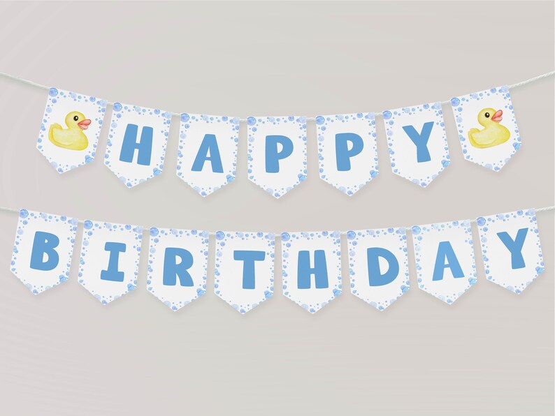 Puede incluir: Una guirnalda de dos filas con banderines blancos con patrones de burbujas azules y letras azules grandes que forman HAPPY BIRTHDAY. Los dos banderines de los extremos de la fila superior muestran una ilustraci&oacute;n de un pato amarillo.