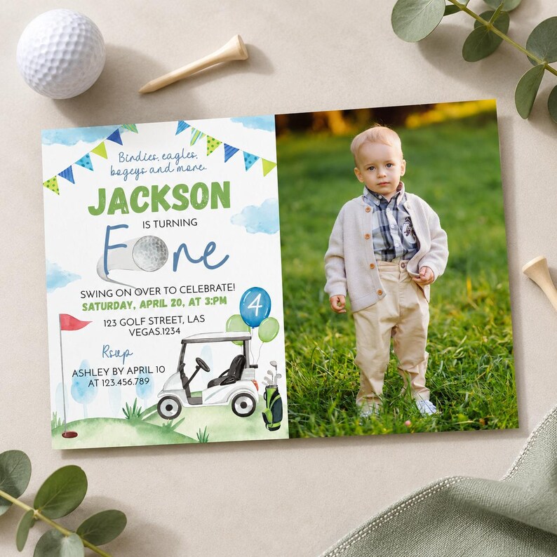Pode incluir: Um convite de anivers&aacute;rio retangular com tema de golfe, ilustra&ccedil;&otilde;es em aquarela de um carrinho de golfe, bandeiras e bal&otilde;es. O texto diz Jackson is turning one, com detalhes do evento e uma fotografia de uma crian&ccedil;a pequena na grama.