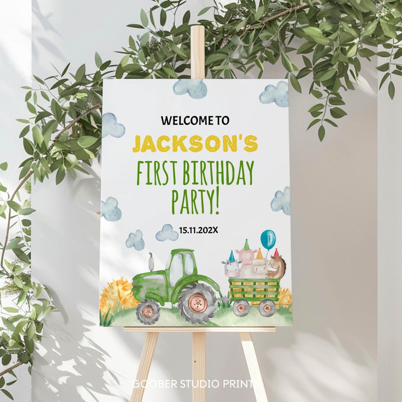 K&ouml;nnte beinhalten: Ein rechteckiges Schild mit dem Text "WELCOME TO JACKSON'S FIRST BIRTHDAY PARTY! 15.11.202X". Das Design zeigt Aquarellillustrationen eines gr&uuml;nen Traktors, der einen Anh&auml;nger mit Nutztieren zieht, die Partyh&uuml;te und einen blauen Ballon tragen.
