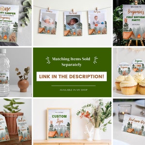 Op de afbeelding: Een collectie feestartikelen met een bosthema, voorzien van een illustratie van een beer, tent en kampvuur. De items omvatten een verjaardagsuitnodiging, fotobanners, een welkomstbord, waterfleslabels, cupcake-toppers en cadeaulabels.