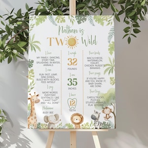 Peut inclure: Panneau d'anniversaire personnalis&eacute; pour un enfant de deux ans, avec une illustration de soleil et des graphiques d'animaux de la jungle. Le panneau comprend le nom de l'enfant, son poids (14.5 kg), sa taille (89 cm) et ses choses pr&eacute;f&eacute;r&eacute;es.