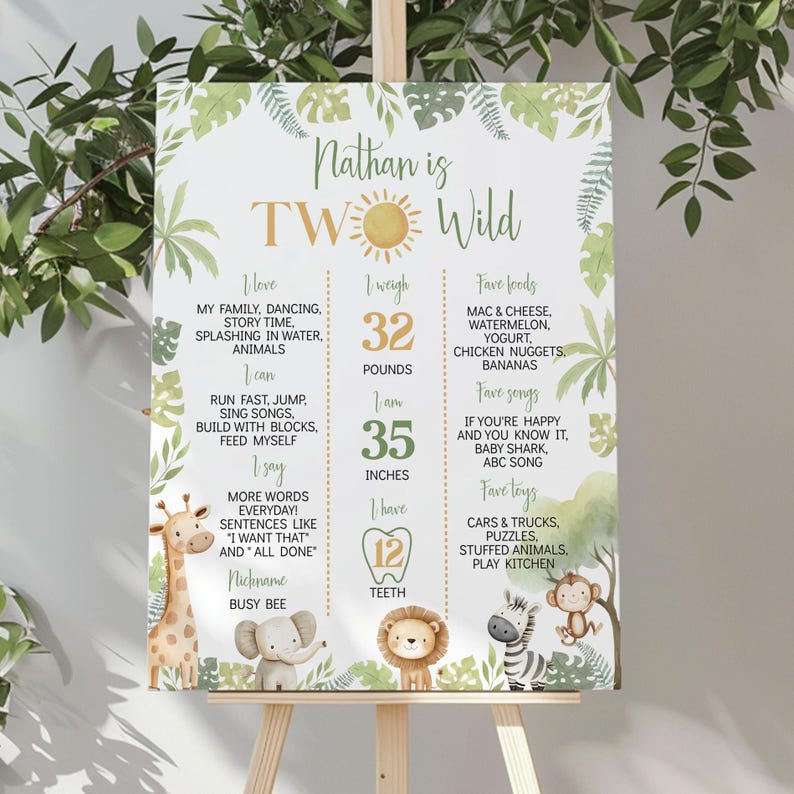 Peut inclure: Panneau d'anniversaire personnalis&eacute; pour un enfant de deux ans, avec une illustration de soleil et des graphiques d'animaux de la jungle. Le panneau comprend le nom de l'enfant, son poids (14.5 kg), sa taille (89 cm) et ses choses pr&eacute;f&eacute;r&eacute;es.