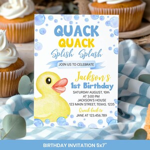 Peut inclure: Une carte d'invitation d'anniversaire 5x7 avec un canard en caoutchouc jaune, des bulles bleues et le texte : QUACK QUACK Splish Splash JOIN US TO CELEBRATE Jackson's 1st Birthday SATURDAY AUGUST, 10th AT 3:00 PM JACKSON'S HOUSE 123 MAIN STREET, TEXAS. 1235 Quack back to JANE AT 123.456.789