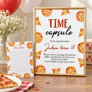 Pu&ograve; includere: Un cartello con cornice dorata e un biglietto abbinato con un motivo a pizza. Il cartello recita: TIME capsule To be opened when Jackson turns 18. Please write a message for Jackson. Make a prediction or share your hopes and wishes. Don't forget to sign your name!