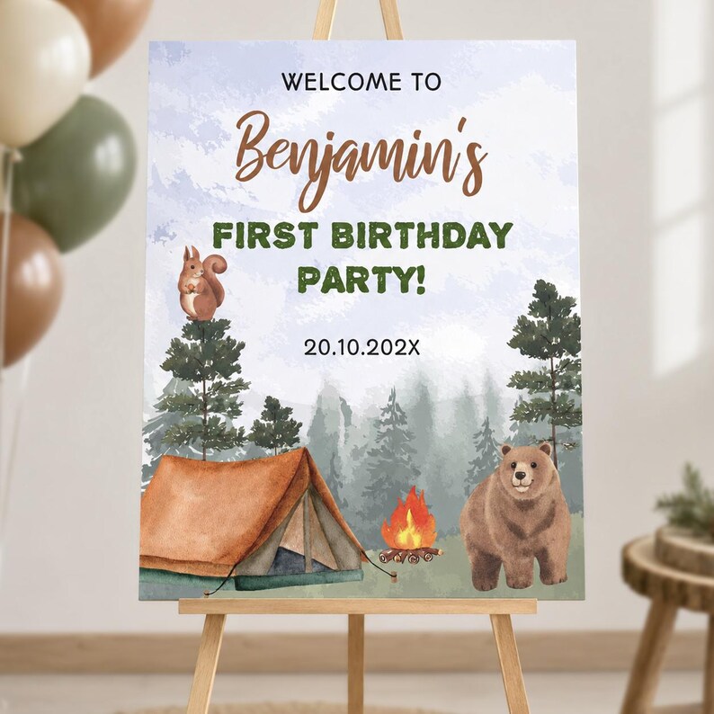 Op de afbeelding: Een rechthoekig welkomstbord voor een eerste verjaardag met een aquarel bossc&egrave;ne, een bruine tent, een kampvuur, een eekhoorn en een beer. De tekst luidt WELCOME TO Benjamin's FIRST BIRTHDAY PARTY! en de datum 20.10.202X.