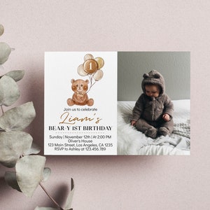 Op de afbeelding: Een rechthoekige verjaardagsuitnodiging met een aquarelillustratie van een bruine teddybeer die beige ballonnen met het cijfer 1 vasthoudt. De tekst luidt: Join us to celebrate Liam's BEAR-Y 1ST BIRTHDAY, Sunday, November 12th, 2:00 PM.