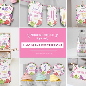 K&ouml;nnte beinhalten: Eine Sammlung von Partyartikeln zum Thema Dinosaurier mit rosa, gr&uuml;nen und violetten Illustrationen von Dinosauriern, tropischen Bl&auml;ttern und Blumen. Enth&auml;lt Einladungen, Banner, Schilder, Flaschenetiketten, Anh&auml;nger, Cupcake-Topper und Karten.
