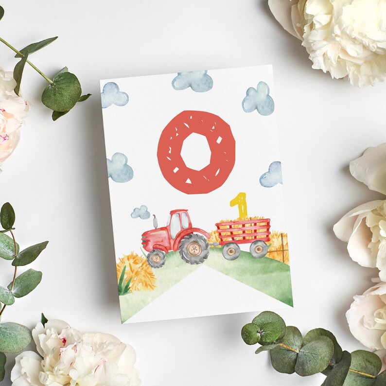 Puede incluir: Una tarjeta rectangular con una ilustraci&oacute;n en acuarela de un tractor rojo tirando de un remolque lleno de heno. Una letra O roja grande se sit&uacute;a sobre el tractor y un n&uacute;mero 1 amarillo est&aacute; en el remolque bajo un cielo con nubes azules.