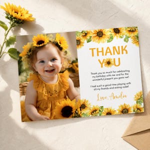 Puede incluir: Una tarjeta de agradecimiento con la foto de un ni&ntilde;o con una corona y un vestido de girasoles amarillos, junto al texto THANK YOU, Thank you so much for celebrating my birthday with me and for the wonderful present you gave me!