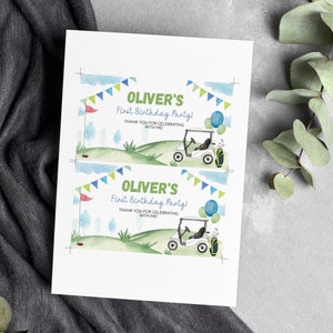 K&ouml;nnte beinhalten: Eine wei&szlig;e rechteckige Karte mit zwei identischen Druckmotiven im Aquarell-Golf-Design. Der Text lautet OLIVER'S First Birthday Party! THANK YOU FOR CELEBRATING WITH ME! Das Design zeigt ein Golfcart, Luftballons und eine Wimpelkette.