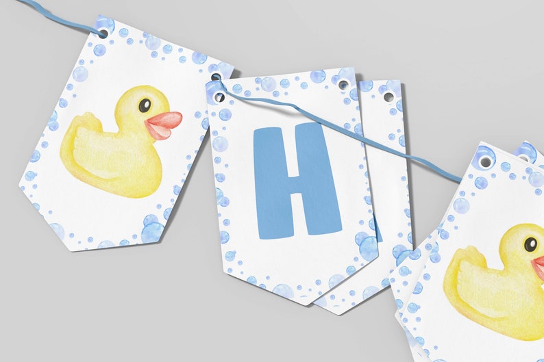 Puede incluir: Una guirnalda decorativa compuesta por banderines blancos unidos por un cordel azul. Cada bander&iacute;n muestra un patito de goma amarillo o una letra H azul grande, rodeados por un patr&oacute;n de acuarela de burbujas azul claro en los bordes.