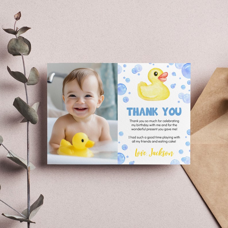 K&ouml;nnte beinhalten: Eine Dankeskarte mit einem Foto eines kleinen Jungen in der Badewanne mit einer gelben Gummi-Ente. Die Karte hat einen blauen Hintergrund mit wei&szlig;en Blasen und einer gelben Gummi-Ente. Der Text auf der Karte lautet: "Danke. Vielen Dank, dass ihr meinen Geburtstag mit mir gefeiert habt und f&uuml;r das tolle Geschenk, das ihr mir gemacht habt! Ich hatte so viel Spa&szlig; beim Spielen mit all meinen Freunden und beim Kuchen essen! Liebe Gr&uuml;&szlig;e, Jackson."