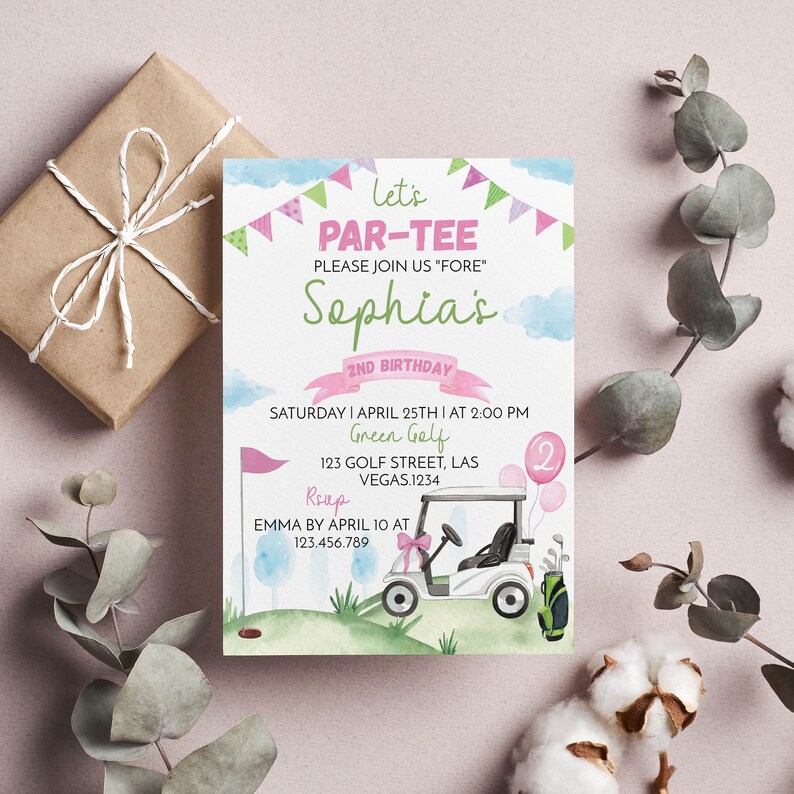 Op de afbeelding: Een roze en groene uitnodiging voor een 2e verjaardagsfeestje voor een meisje met een golf thema. De uitnodiging heeft een cartoon golfkarretje en de tekst "Let's Par-Tee" en "Sophia's 2nd Birthday".