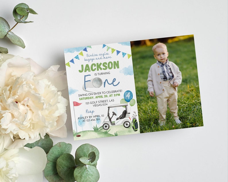 Pode incluir: Um convite de anivers&aacute;rio retangular com tema de golfe, apresentando uma ilustra&ccedil;&atilde;o em aquarela de um carrinho de golfe, uma bola e bandeiras verdes. O texto diz Jackson is turning four, com detalhes do evento e a foto de uma crian&ccedil;a.