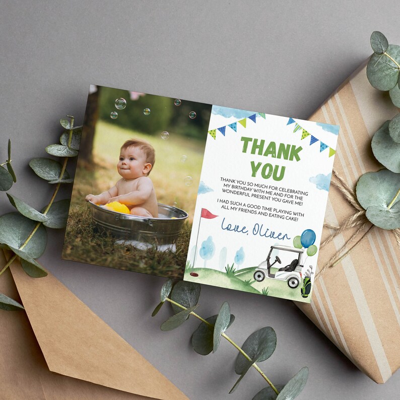 Pode incluir: Um cart&atilde;o de agradecimento com uma foto de um beb&ecirc; em uma banheira com bolhas. O cart&atilde;o tem um design de carrinho de golfe verde e azul com o texto "Obrigado" e "Com amor, Oliver".
