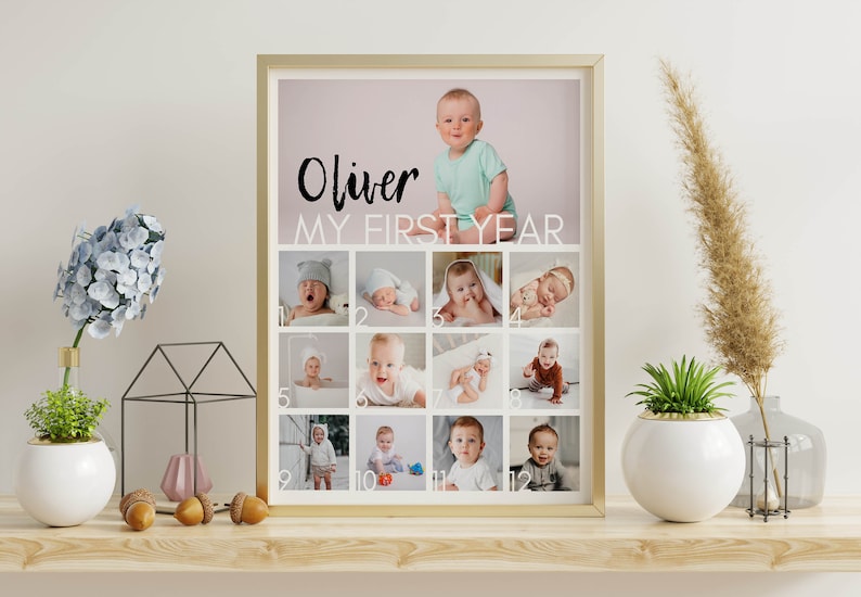 Pu&ograve; includere: Una stampa collage fotografica con cornice dorata intitolata Oliver MY FIRST YEAR, che presenta un'immagine grande di un bambino in alto e dodici foto pi&ugrave; piccole numerate dei traguardi mensili disposte in una griglia in una cornice.