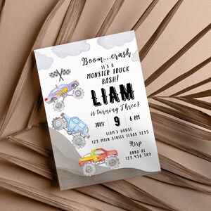 Pu&ograve; includere: Un invito di compleanno per una festa a tema monster truck per un bambino di nome Liam che compie tre anni. L'invito presenta un'illustrazione ad acquerello di monster truck e il testo "Boom...crash &Egrave; un Monster Truck Bash! Liam compie tre anni! Luglio 9 18:00 Casa di Liam 123 Main Street Texas 1235 Rsrp Anna At 123.456.789"