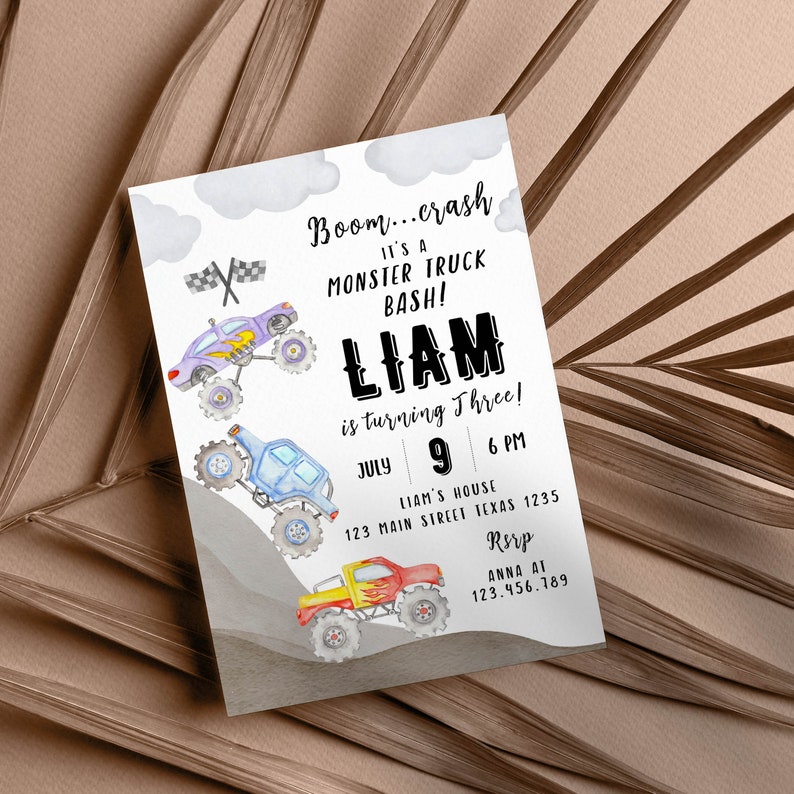 Pu&ograve; includere: Un invito di compleanno per una festa a tema monster truck per un bambino di nome Liam che compie tre anni. L'invito presenta un'illustrazione ad acquerello di monster truck e il testo "Boom...crash &Egrave; un Monster Truck Bash! Liam compie tre anni! Luglio 9 18:00 Casa di Liam 123 Main Street Texas 1235 Rsrp Anna At 123.456.789"