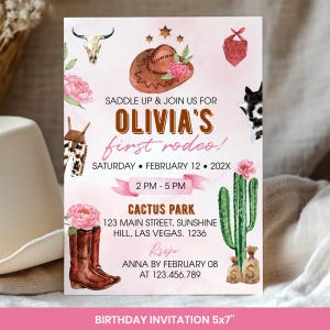 Puede incluir: Una tarjeta de invitaci&oacute;n de cumplea&ntilde;os con ilustraciones en acuarela de un sombrero de vaquero marr&oacute;n, chaparreras de piel de vaca, una calavera, un cactus y botas marrones. El texto dice: SADDLE UP & JOIN US FOR OLIVIA'S first rodeo! SATURDAY FEBRUARY 12 202X 2 PM - 5 PM CACTUS PARK 123 MAIN STREET, SUNSHINE HILL, LAS VEGAS. 1236 RSVP ANNA BY FEBRUARY 08 AT 123.456.789.