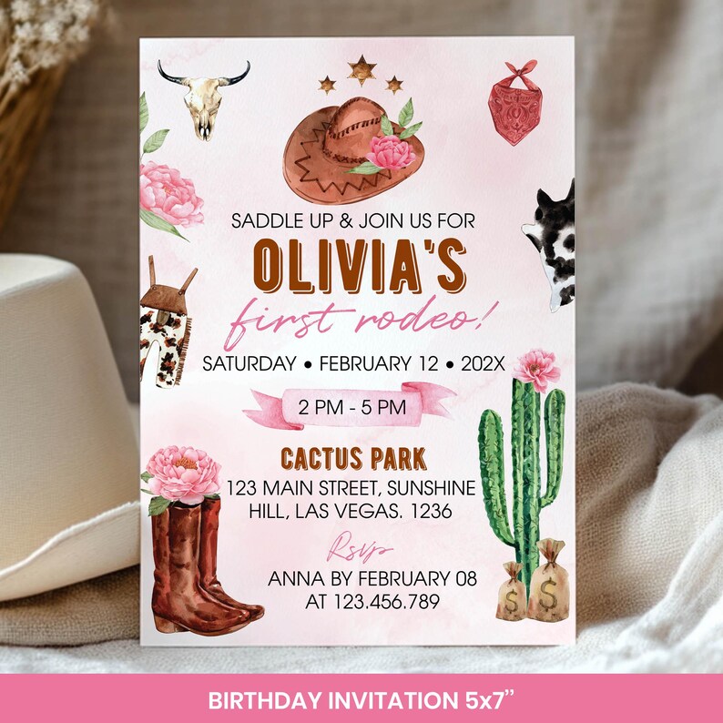 Puede incluir: Una tarjeta de invitaci&oacute;n de cumplea&ntilde;os con ilustraciones en acuarela de un sombrero de vaquero marr&oacute;n, chaparreras de piel de vaca, una calavera, un cactus y botas marrones. El texto dice: SADDLE UP & JOIN US FOR OLIVIA'S first rodeo! SATURDAY FEBRUARY 12 202X 2 PM - 5 PM CACTUS PARK 123 MAIN STREET, SUNSHINE HILL, LAS VEGAS. 1236 RSVP ANNA BY FEBRUARY 08 AT 123.456.789.