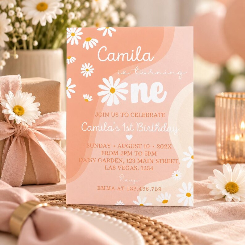 Peut inclure: Une carte d'invitation d'anniversaire rectangulaire avec un fond p&ecirc;che orn&eacute; d'illustrations de marguerites blanches. Le texte indique : Camila is turning one, JOIN US TO CELEBRATE Camila's 1st Birthday, SUNDAY AUGUST 10 202X FROM 2PM TO 5PM, DAISY GARDEN, 123 MAIN STREET, LAS VEGAS, 1234, RSVP EMMA AT 123.456.789.
