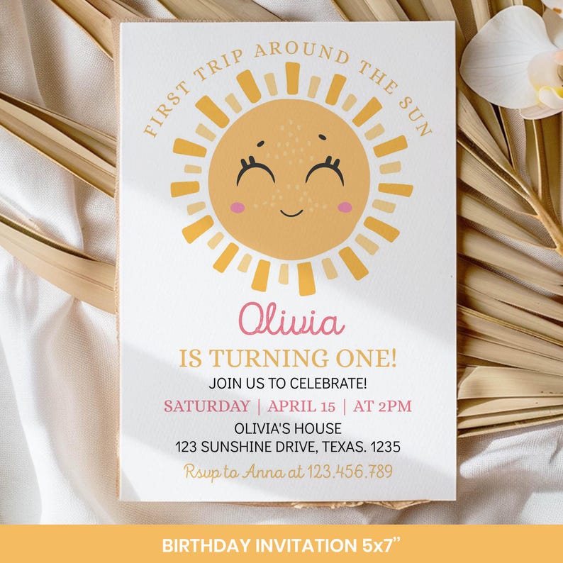 Puede incluir: Una tarjeta de invitaci&oacute;n de cumplea&ntilde;os rectangular blanca con una ilustraci&oacute;n de un sol amarillo con cara sonriente. El texto dice: FIRST TRIP AROUND THE SUN, Olivia IS TURNING ONE! JOIN US TO CELEBRATE! SATURDAY | APRIL 15 | AT 2PM, OLIVIA'S HOUSE, 123 SUNSHINE DRIVE, TEXAS. 1235, Rsup to Anna at 123.456.789. La tarjeta mide 12,7x17,8 cm.
