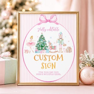 Pode incluir: Uma placa com moldura dourada e fundo listrado rosa com um laço rosa no topo. Dentro de um círculo rosa, ilustrações de uma bailarina, árvore de Natal, cavalo de balanço, quebra-nozes e casa de gengibre com o texto "Fully editable", "CUSTOM SIGN" e "TYPE YOUR OWN TEXT CREATE MULTIPLE SIGNS."