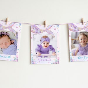 Pode incluir: Tr&ecirc;s fotos de uma menina beb&ecirc; em diferentes idades, cada uma com uma cauda de sereia e decora&ccedil;&otilde;es com tema marinho. As fotos s&atilde;o rotuladas como "Um m&ecirc;s", "Seis meses" e "Um ano".
