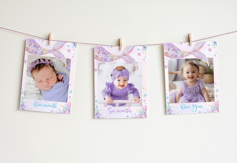 Pode incluir: Tr&ecirc;s fotos de uma menina beb&ecirc; em diferentes idades, cada uma com uma cauda de sereia e decora&ccedil;&otilde;es com tema marinho. As fotos s&atilde;o rotuladas como "Um m&ecirc;s", "Seis meses" e "Um ano".
