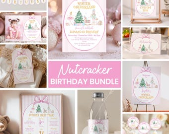 Può includere: Una collezione di decorazioni per feste di compleanno a tema Schiaccianoci rosa e bianche. Include inviti, cartelli, decorazioni per cupcake e uno striscione. I disegni presentano un albero di Natale, una ballerina e il testo "Happy Birthday" e "Winter Onederland".