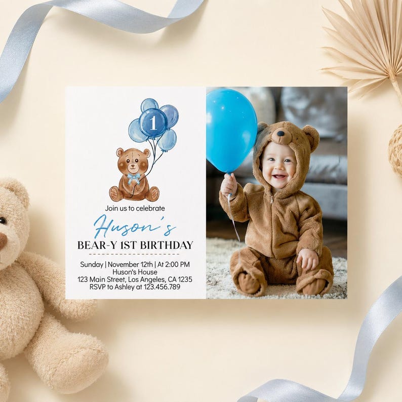 Op de afbeelding: Een rechthoekige verjaardagsuitnodigingskaart met een aquarelillustratie van een bruine teddybeer die blauwe ballonnen met het cijfer &eacute;&eacute;n vasthoudt. De tekst luidt Huson's BEAR-Y 1ST BIRTHDAY, Sunday, November 12th, 2:00 PM, 123 Main Street, Los Angeles, CA 1235, RSVP to Ashley at 123.456.789. Een foto van een kind in een bruin berenkostuum met een blauwe ballon is inbegrepen.