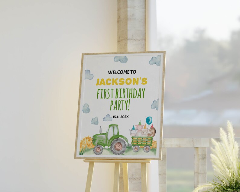 K&ouml;nnte beinhalten: Ein rechteckiges Geburtstagsschild in einem Holzrahmen mit einem gr&uuml;nen Traktor, der einen Wagen mit Tieren in Partyh&uuml;ten zieht, blauen Wolken und dem Text: WELCOME TO JACKSON'S FIRST BIRTHDAY PARTY! 15.11.202X. Das Design ist in Aquarelloptik.