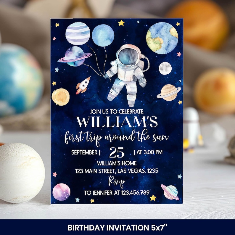 Pu&ograve; includere: Un biglietto d'invito di compleanno rettangolare con uno sfondo spaziale blu scuro, pianeti ad acquerello, stelle e un astronauta che tiene dei palloncini. Il testo recita: JOIN US TO CELEBRATE WILLIAM'S first trip around the sun.