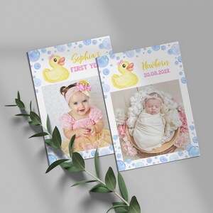 Op de afbeelding: Twee fotokaarten met een gele rubberen eend en blauwe bellen. De eerste kaart zegt "Sophia's First Year" en de tweede kaart zegt "Newborn 20.08.202X".